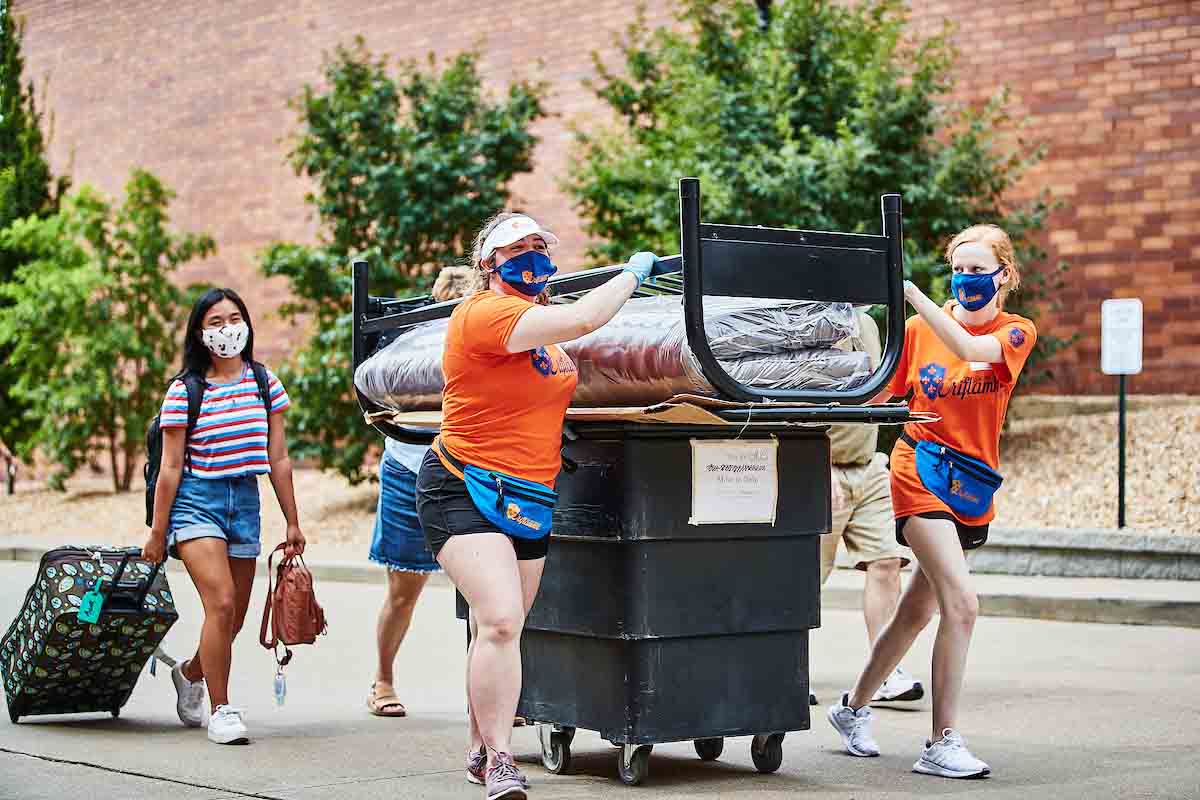 Oriflamme members help with Move-In