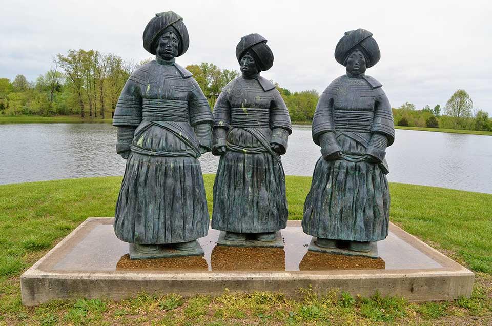 Three Sisters 
Bronze 
2000
Bing Cheng (China)