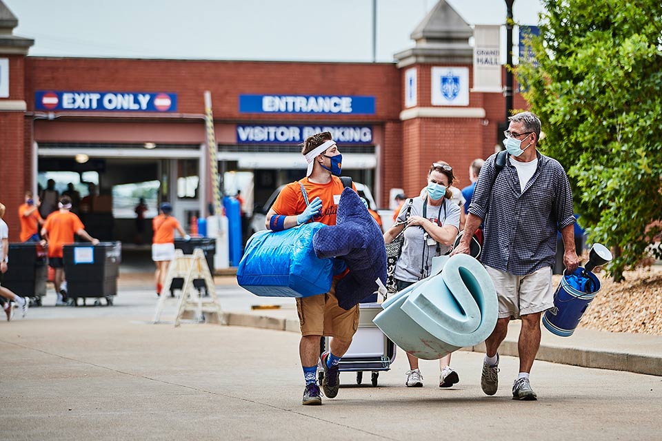 Students and families follow public health protocols during the first day of fall move-in. Photo by Douglas Garfield