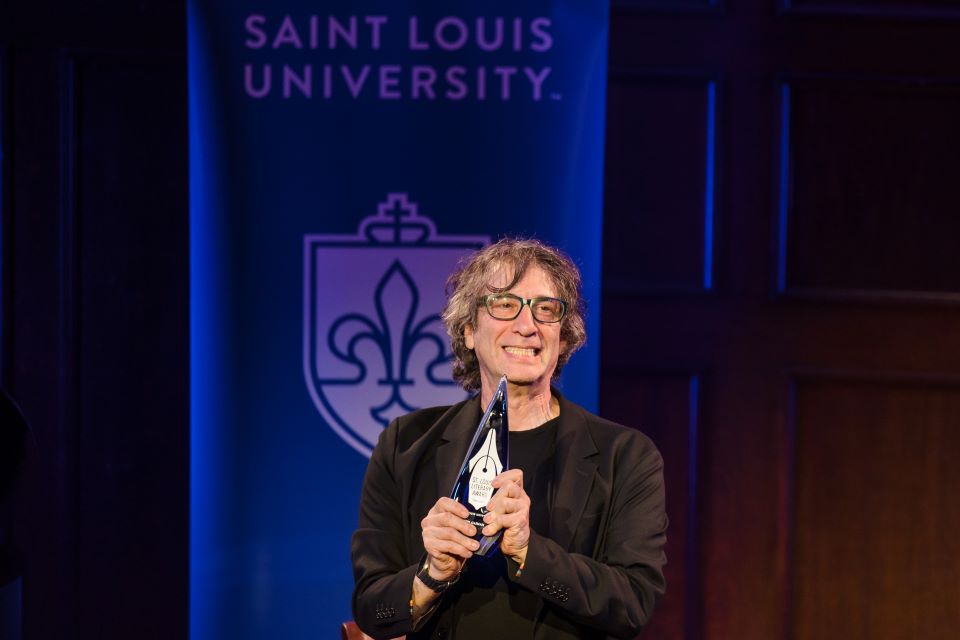 Neil Gaiman clutches his 2023 St. Louis Literary Award. Photo by Sarah Conroy.