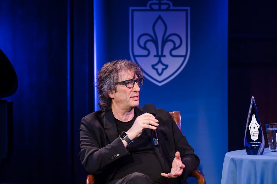 Neil Gaiman talks during the 2023 St. Louis Literary Award ceremony. Photo by Sarah Conroy.