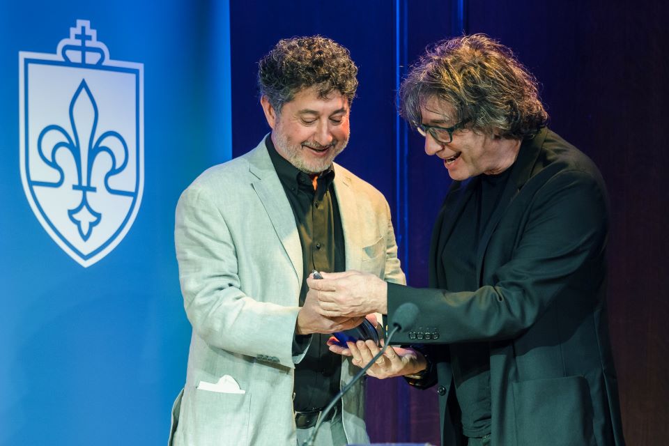 Neil Gaiman, right, accepts his 2023 St. Louis Literary Award from Executive Director Edward Ibur. Photo by Sarah Conroy.