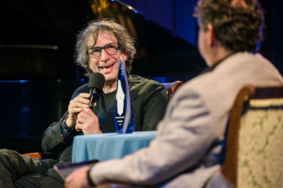 Neil Gaiman talks during the 2023 St. Louis Literary Award ceremony. Photo by Sarah Conroy.