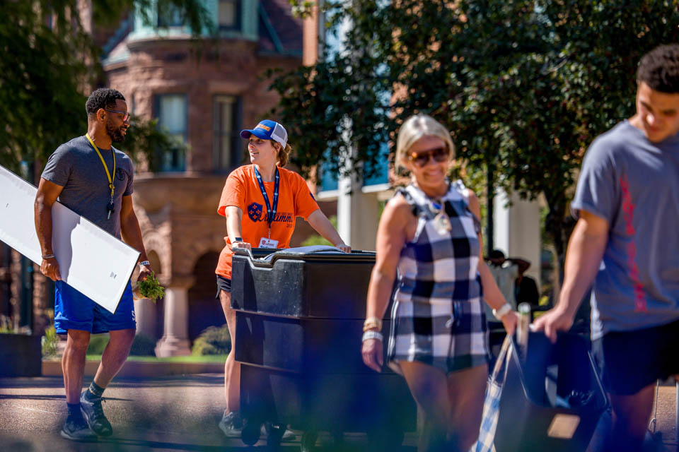 Members of Oriflamme move new students into Griesedieck Hall on Friday, Aug. 18. Photo by Sarah Conroy. 