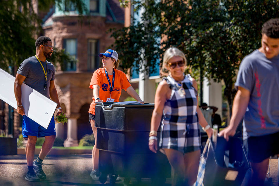 Members of Oriflamme move new students into Griesedieck Hall on Friday, Aug. 18. Photo by Sarah Conroy.