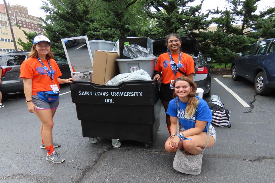 Oriflamme members Eva France and Eshu Senthilkumaran help newest Billiken Amber Ray move in. Photo by Jeff Ackels.