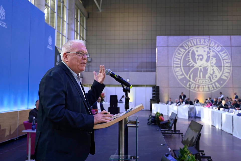 SLU Trustee Fr. Michael J. Garanzini, S.J. (A&S ’71), president of the Association of Jesuit Colleges and Universities (AJCU), moderates a plenary session on “The Challenges of Secularism.” Photo courtesy of IAJU.
