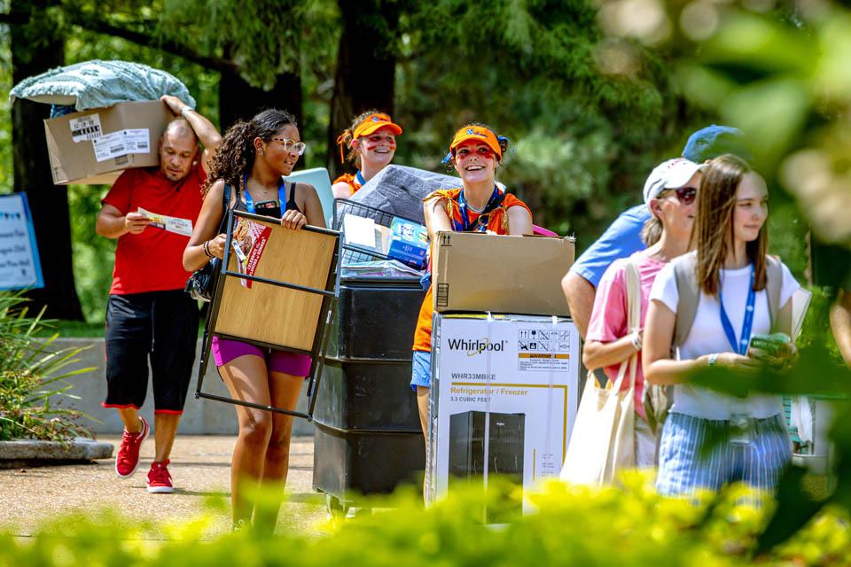 Oriflamme members assist during move-in on Friday, Aug. 15, 2025. Photo by Sarah Conroy.