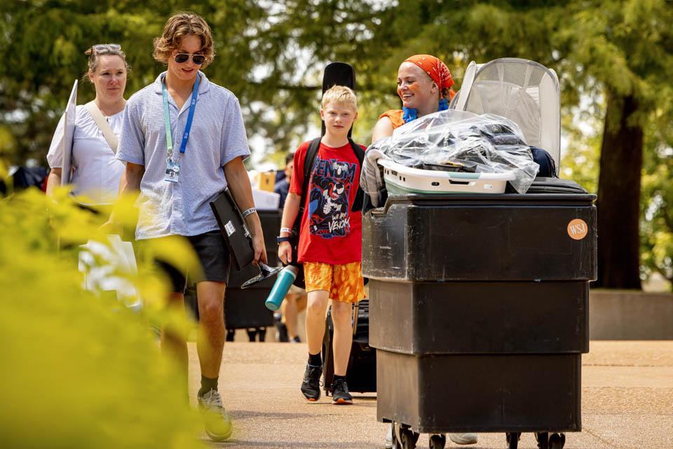 Oriflamme members assist during move-in on Friday, Aug. 15, 2025. Photo by Sarah Conroy.