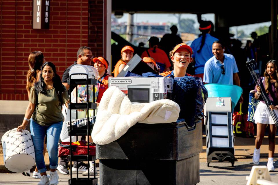 Oriflamme members assist during move-in on Friday, Aug. 15, 2025. Photo by Sarah Conroy.