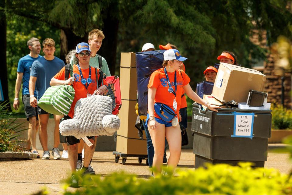 Oriflamme members assist during move-in on Friday, Aug. 15, 2025. Photo by Sarah Conroy.