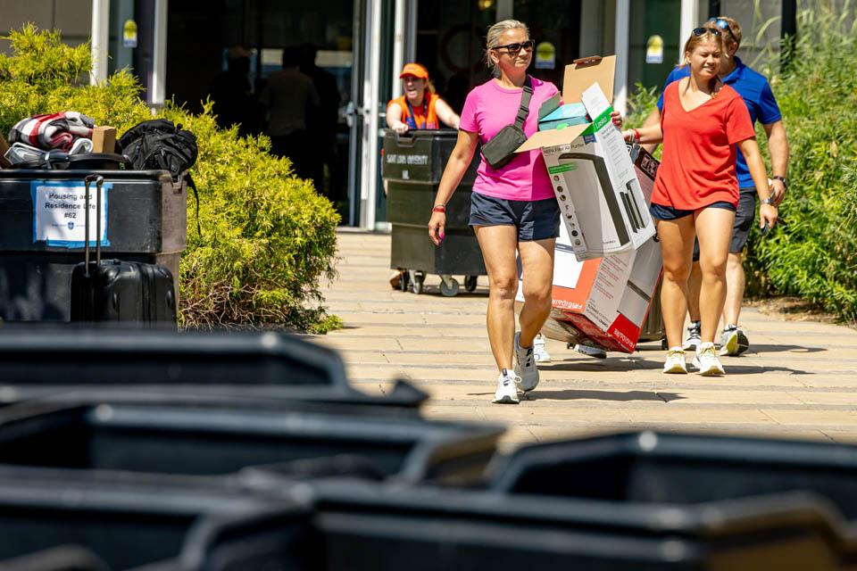 Oriflamme members assist during move-in on Friday, Aug. 15, 2025. Photo by Sarah Conroy.