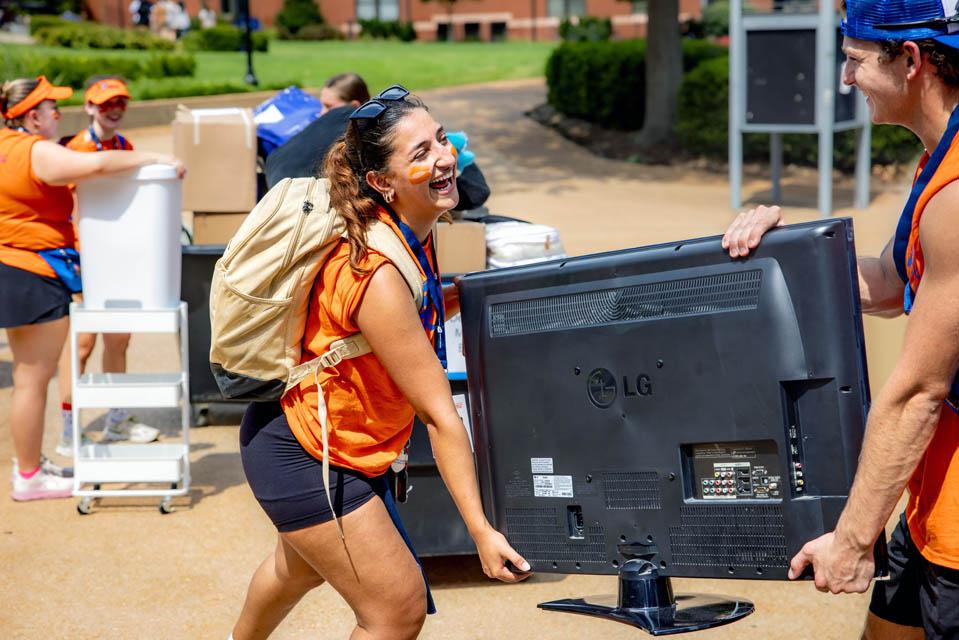 Oriflamme members assist during move-in on Friday, Aug. 15, 2025. Photo by Sarah Conroy.