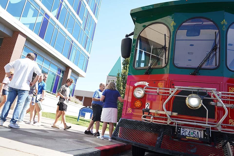Homecoming and Family Weekend attendees step onto a trolley for a tour of campus and midtown. Photo by Megan Favignano Mansouri.