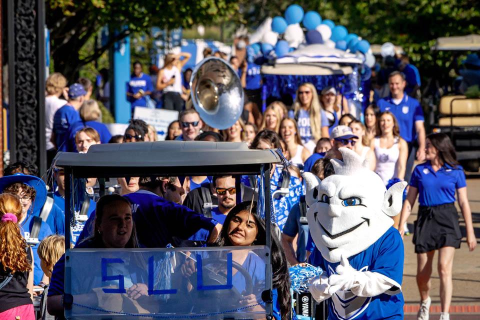 The Homecoming and Family Weekend Golf Cart Parade takes off down West Pine on Sept. 27, 2025. Photo by Sarah Conroy. 