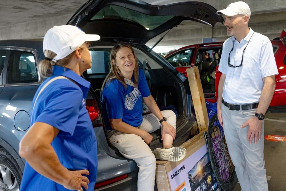 President Edward Feser, Ph.D., and Kathy Feser meets with SLU families during move-in. Photo by Sarah Conroy.