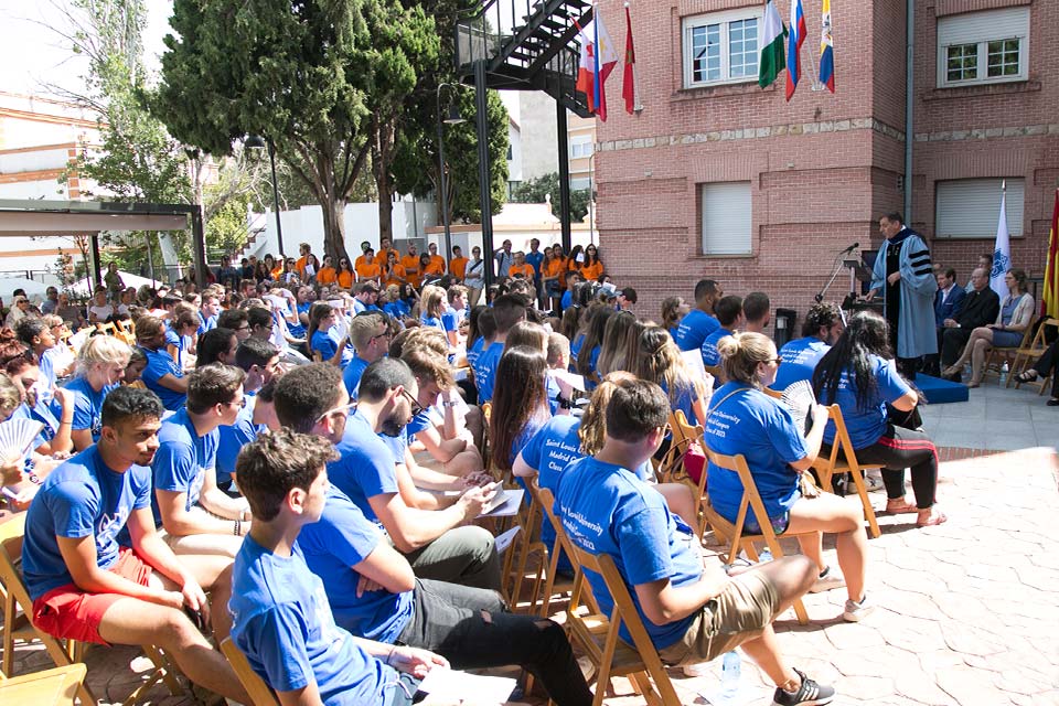 The SLU-Madrid community gathered on Padre Arrupe Patio to extend an official welcome to new students. 