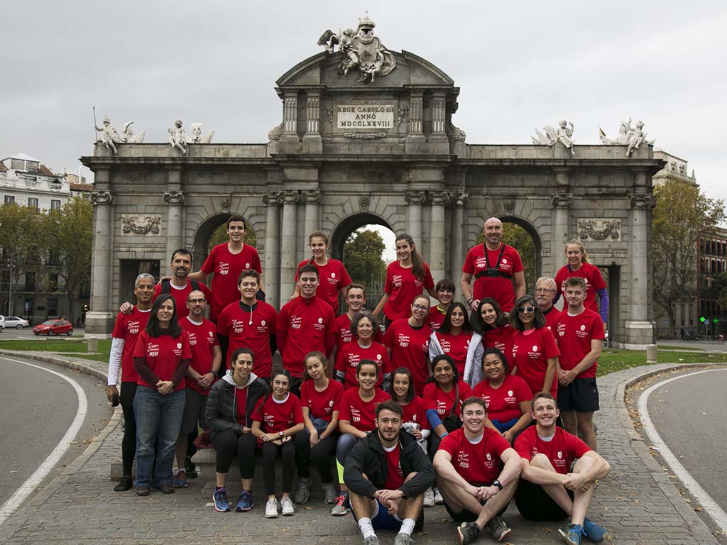 Runners pose in front of Puerta de Alcalá