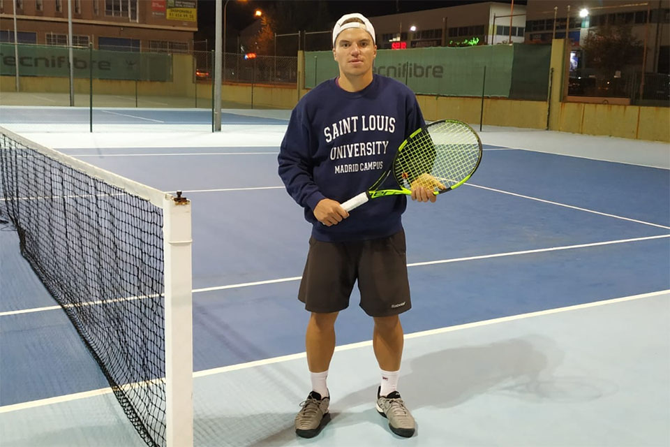 Jorge Serrano on the tennis court. 