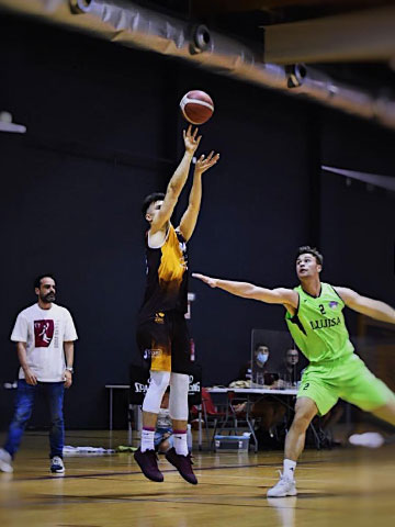 Elías Lombardi-Moreno takes a jump shot.