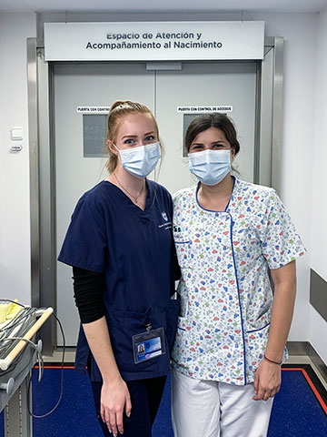 McKenna Toussaint poses for a photo with her nurse preceptor, Dalva Blanco Pérez, at La Zarzuela hospital.