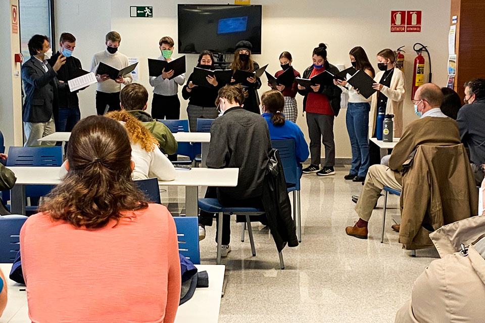 SLU-Madrid choir serenades fellow students, faculty and staff.