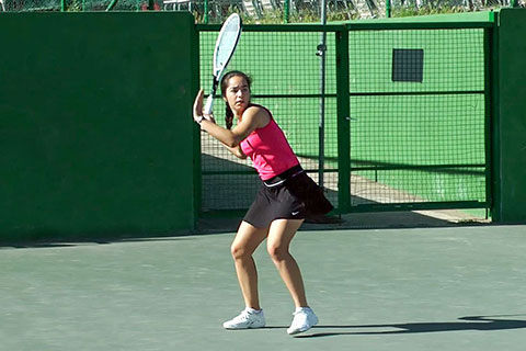 Paula San José Menéndez’s outstanding accomplishments on the tennis court garnered her SLU-Madrid’s Athlete of the Month award.