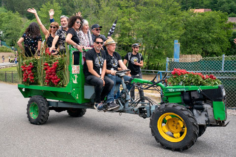 Event goers take a tractor ride between venues. Source: Festival de Cans archive.