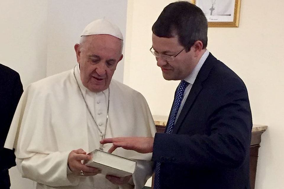 Pope Francis receives Bonds of Wool