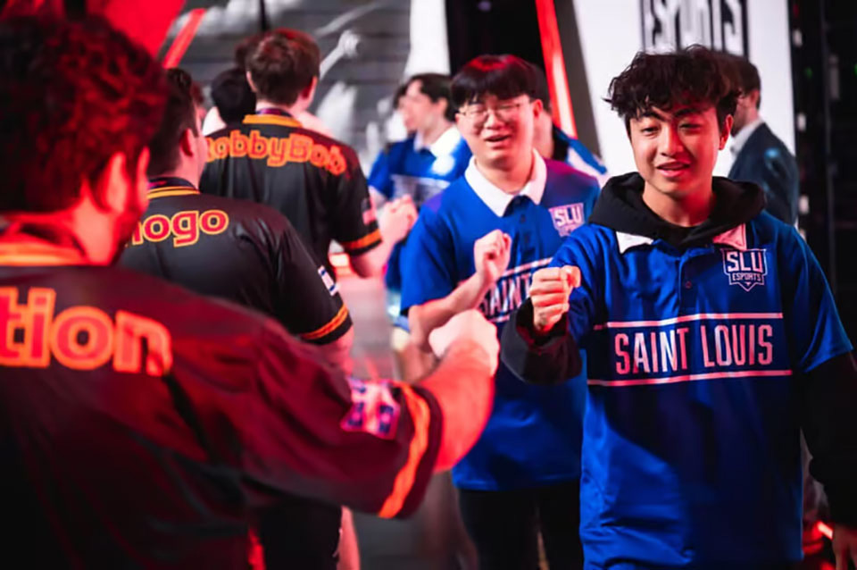 SLU's Esports team gives fist-bumps. 