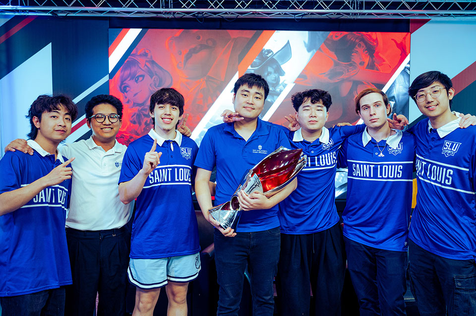 The SLU Esports team celebrates with the trophy. 