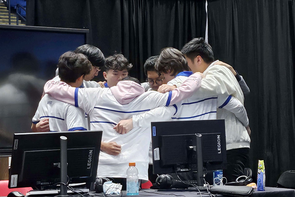 The SLU Esports team huddles.