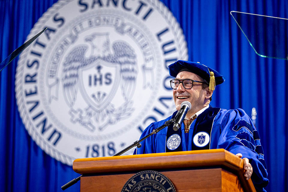 A photo o Jon Hamm addressing an audience at commencement. 