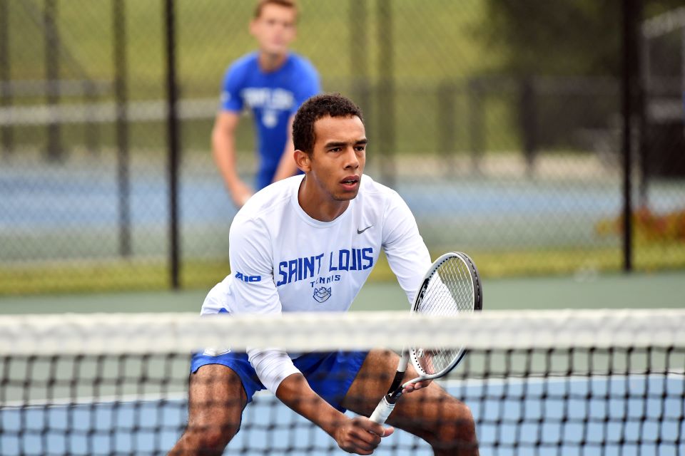 Ekindi playing tennis