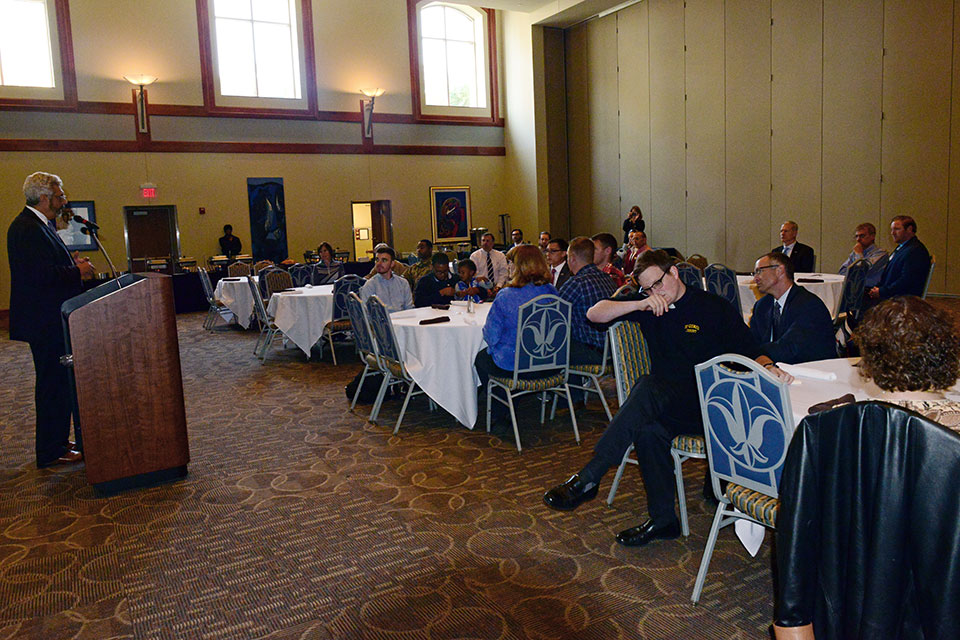 Fred Pestello addresses veterans lunch