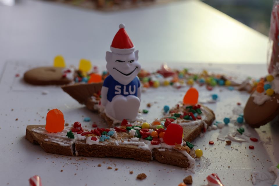 Teams of students in Saint Louis University’s School of Science and Engineering put their engineering skills to work for a December Innovation Challenge. The teams built gingerbread houses designed to stand up during a weight-loading competition.