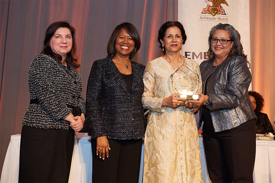 SLUCare Neurologist Captures YWCA Award for Racial Justice Work : SLU - 웹