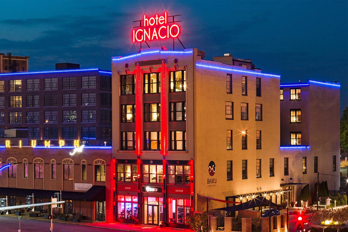 A photo of Hotel Ignacio at night