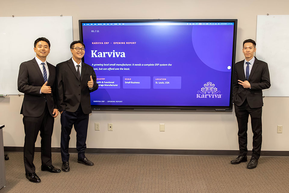 Students in the Richard A. Chaifetz School of Business had the opportunity to compete to take a supply-chain system that contained interruptions and find ways to make it run smoothly. The winning proposal was presented to the leadership of Karviva on Sept. 18. St. Louis-based wellness beverage company Karviva, was founded by Angela Zeng, Ph.D. (Med '01).
