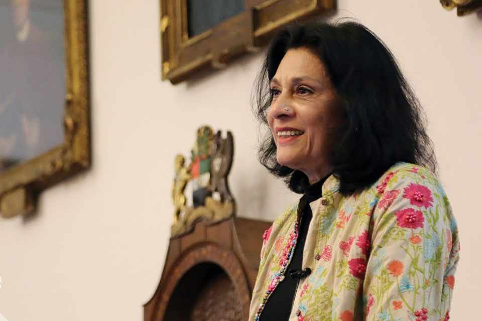 Dr. Shahina Ghazanfar stands and gives a lecture about plants in the Middle East