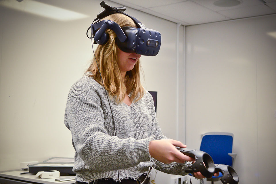 A student tries virtual reality technology.