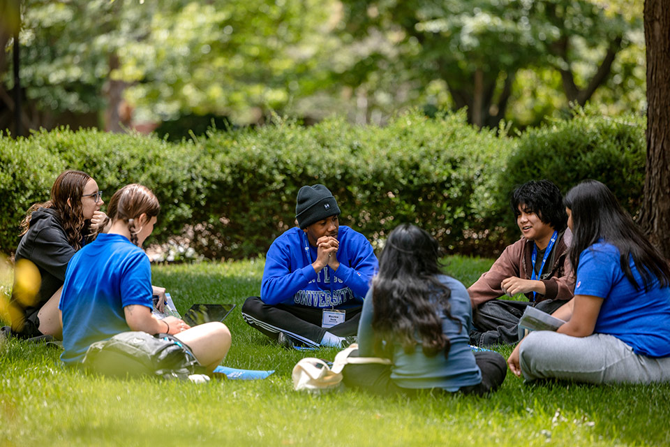 SLU 101 peer groups meet on campus.