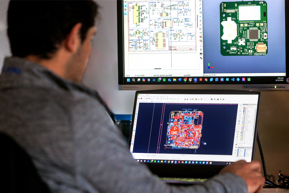 A student in the Gorlewicz lab in the SSE performs research on a computer.