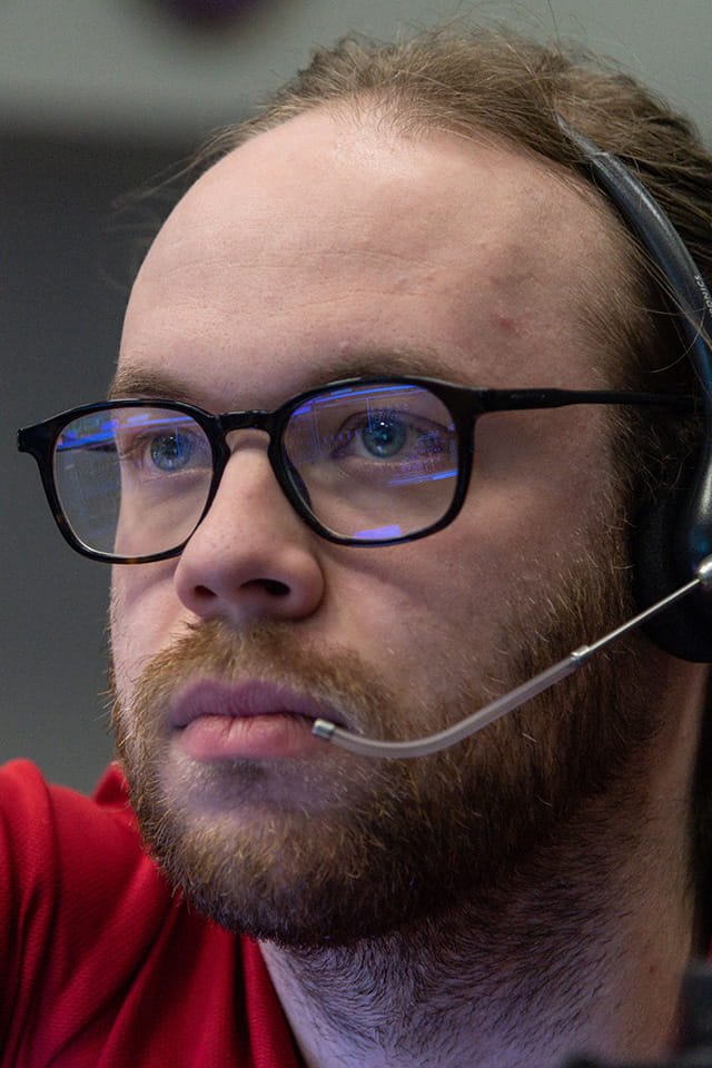 Portrait of Daniel Reczek with a headset on